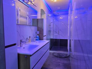 Dusche, Haartrockner, Handtücher, Seife