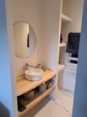 Séchoir à cheveux, papier de toilette