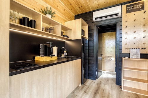 Smoky Nook • Soak & S’mores - Luxury Tiny Home w/ AC, Mountain Views & Fire-pit