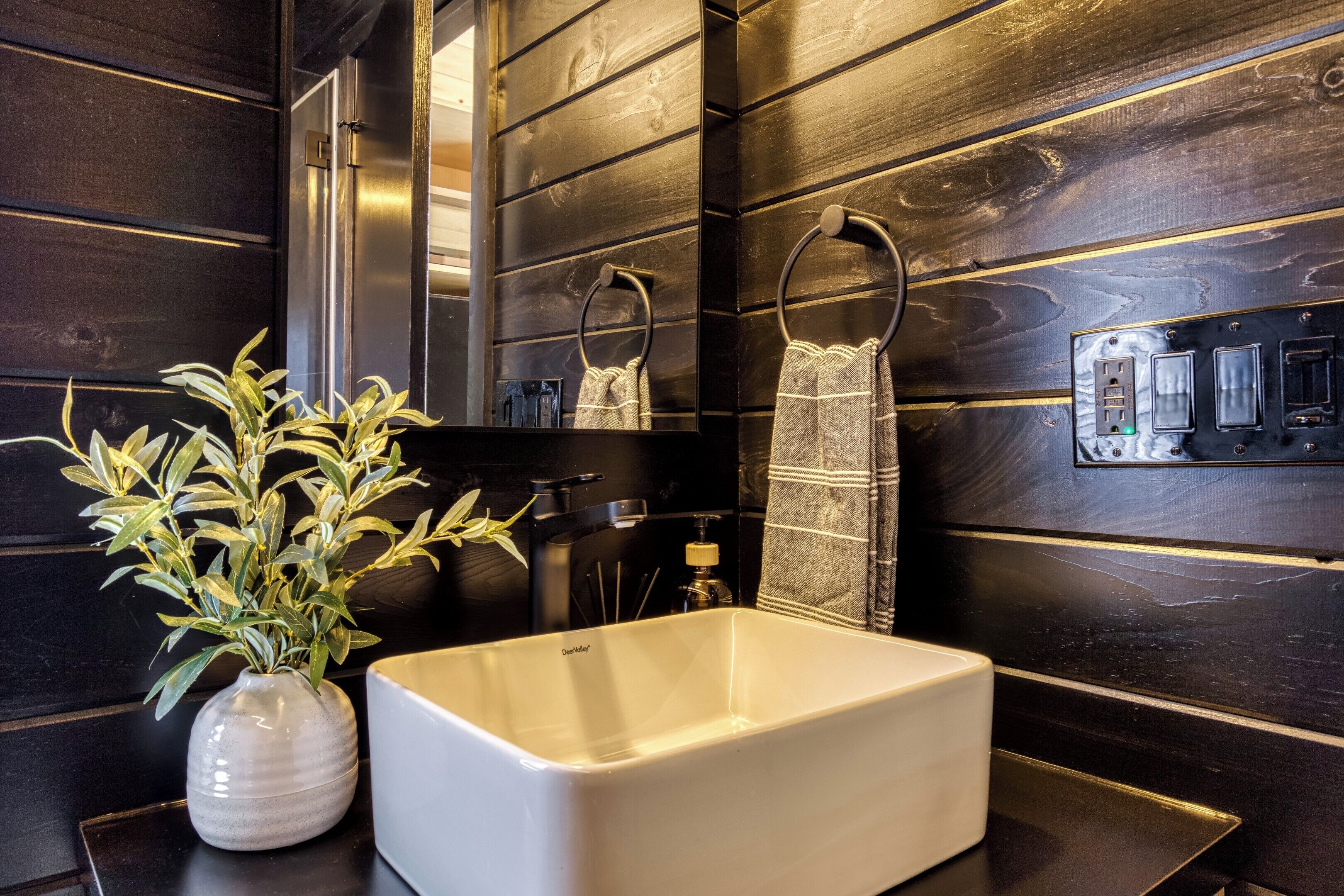 Secador de pelo, toallas, jabón, papel higiénico