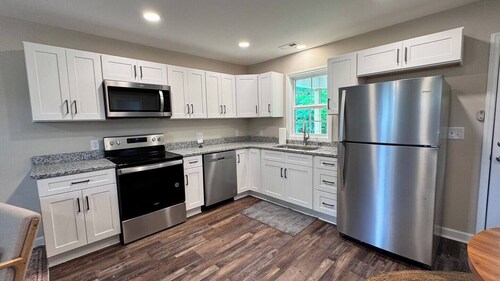 Downtown Liberty’s New Modern Cozy 4 Bed Townhome