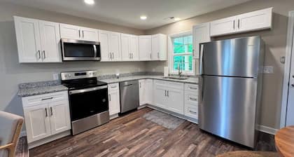 Downtown Liberty’s New Modern Cozy 4 Bed Townhome