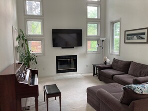 TV - Family Comfort & Hokie Spirit - 1.5 Miles to Campus and Downtown Fun! (Blacksburg)