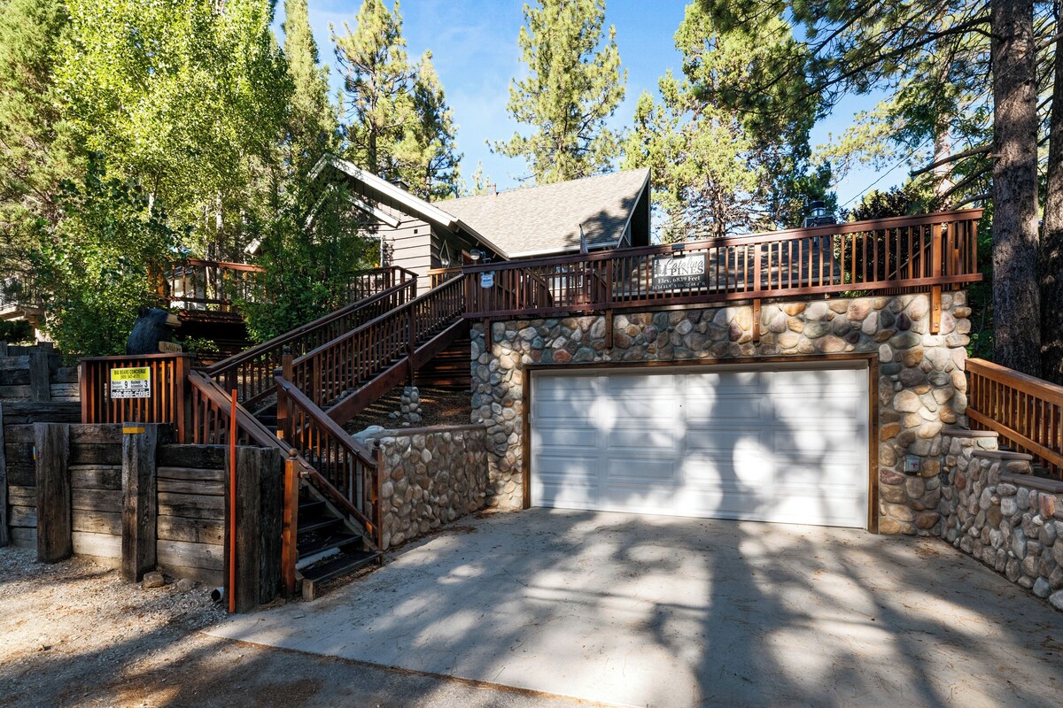 4 Bedroom with AC Pool Table Great Backyard Firepit BBQ Spa Putting Green Games