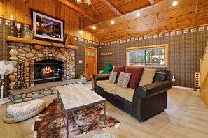 TV connectée, cheminée, jeux vidéo, baby-foot