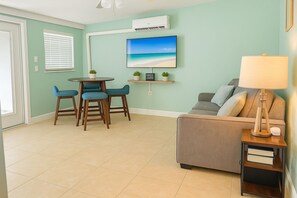 Smart TV, books - Inviting Naples Retreat – 1-Bedroom Apartment with AC (Naples)