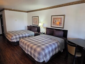 ห้องเบสิกดับเบิล, เตียงควีนไซส์ 2 เตียง | Wi-Fi ฟรี, ผ้าปูที่นอน