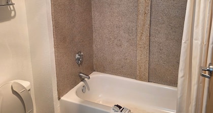American Inn & Suites