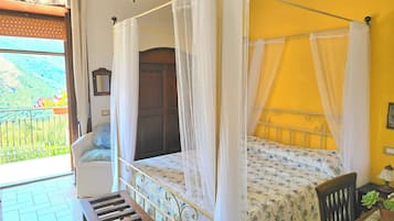 Quadrupla Deluxe, balcone, vista collina | Minibar, ferro/asse da stiro, Wi-Fi gratuito, lenzuola