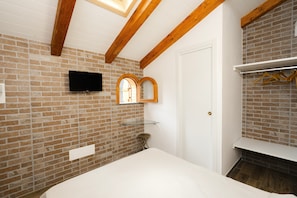 Design Cabin | Minibar, iron/ironing board, free WiFi, bed sheets