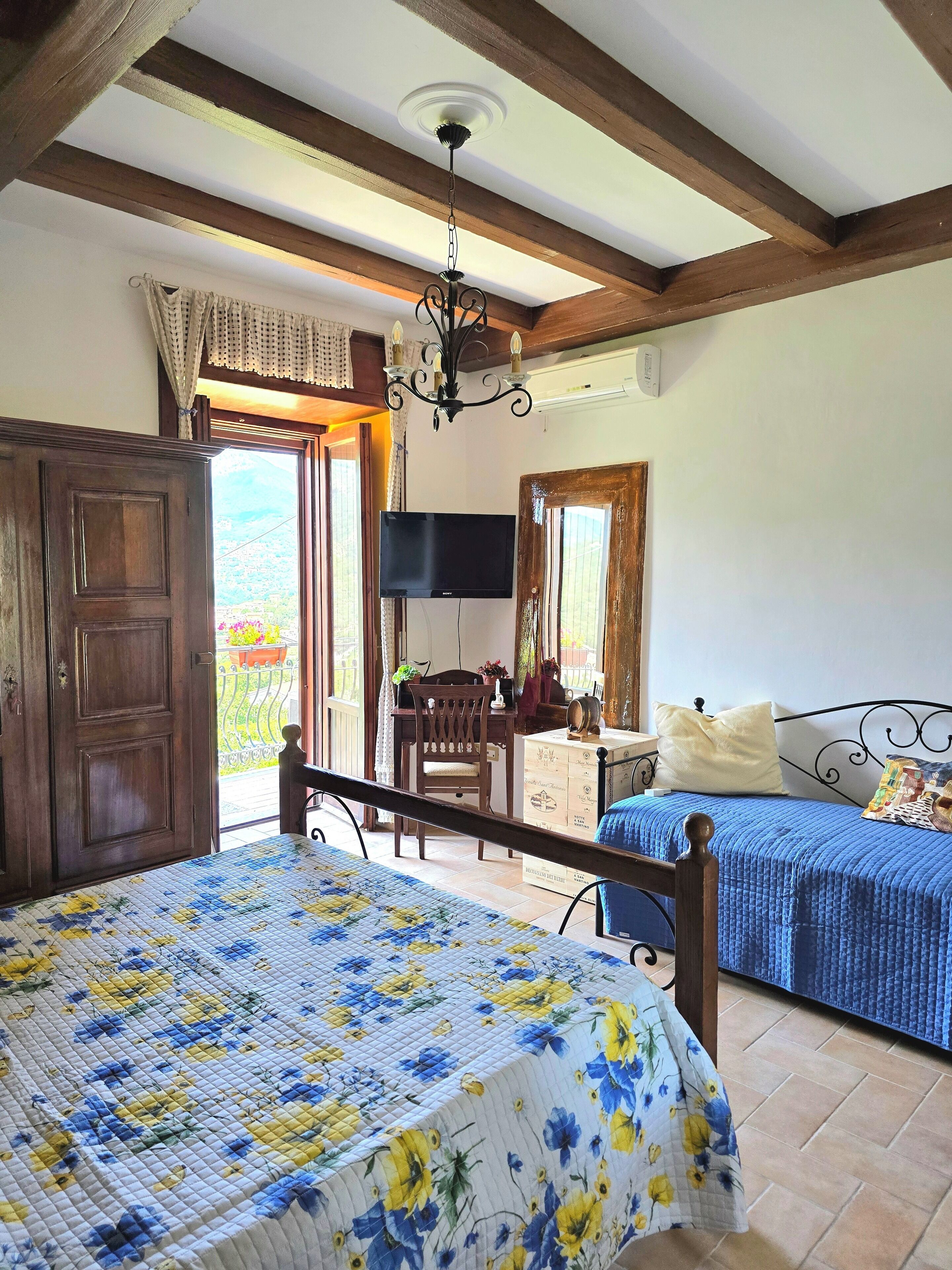 Luxury-Vierbettzimmer, Balkon, Hügelblick | Minibar, Bügeleisen/Bügelbrett, kostenloses WLAN, Bettwäsche