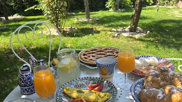 Café da manhã completo grátis todos os dias