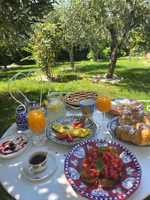 Café da manhã completo grátis todos os dias