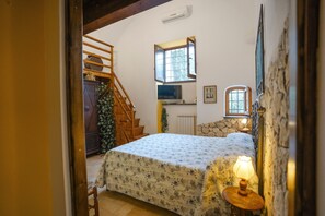Chambre familiale | Minibar, fer et planche à repasser, accès au Wi-Fi (inclus)