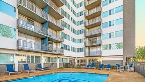 A multi-story residential building with a swimming pool, outdoor seating, and balconies. - 2-bedroom apartment in Midtown Memphis with AC, fitness room (Memphis)