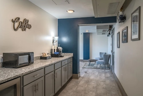 2-bedroom apartment in Midtown Memphis with AC, fitness room