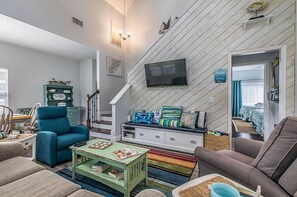 House, Multiple Beds, Patio, Golf View (34 Davis Love) | Living area | 42-inch flat-screen TV with digital channels