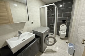 Ducha, secador de pelo, toallas y jabón