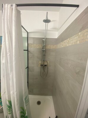 Shower, hair dryer, towels, toilet paper - Chez Nouche Tropical stocking (Sainte-Anne)