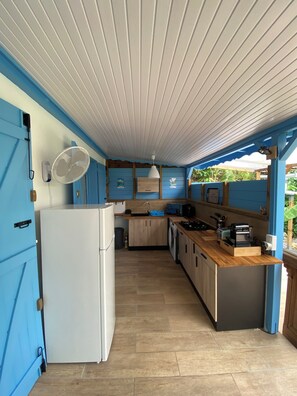 Réfrigérateur, micro-ondes, plaque de cuisson, cafetière/bouilloire