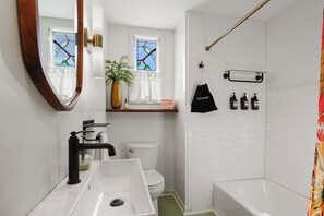 Haartrockner, Handtücher, Seife, Toilettenpapier