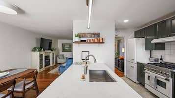 Micro-ondas, cooktop, lava-louças