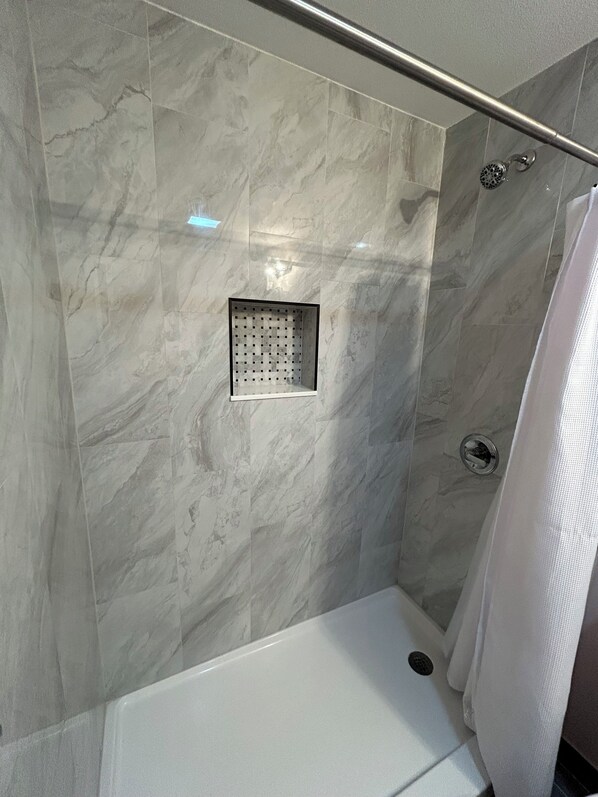 Secadora de cabello, toallas, jabón, papel de baño 