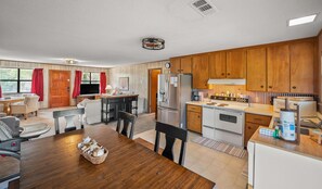 House, Multiple Beds, Patio (419 Tarpon) | Private kitchen | Fridge, microwave, oven, stovetop