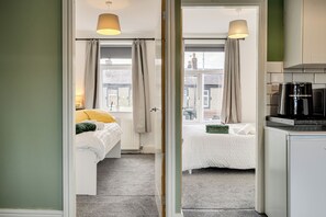 2 habitaciones, tabla de planchar con plancha, wifi y ropa de cama