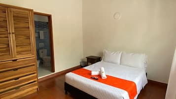 Classic Room | Laptop workspace, free WiFi, bed sheets