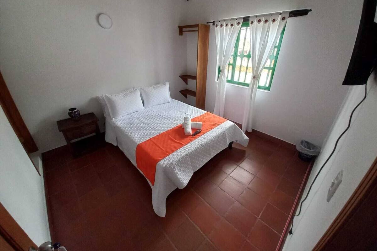 Habitación básica | Espacio para trabajar con un portátil, wifi gratis, ropa de cama