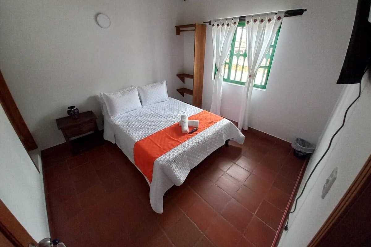 Basic Room | Laptop workspace, free WiFi, bed sheets