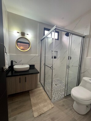 Hiustenkuivaaja, pyyhkeet, saippua, vessapaperi