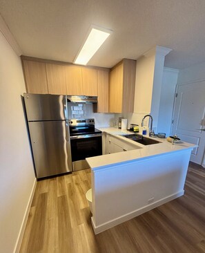 Fridge, oven, stovetop, coffee/tea maker