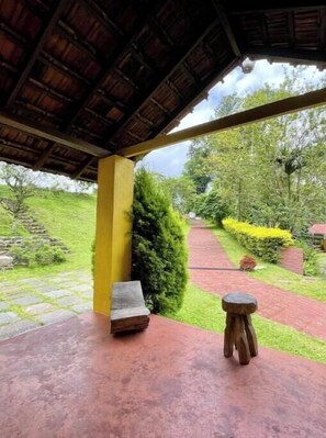 Terrace/patio - Guddadamane Homestay - Cottage (Chikkamagaluru)