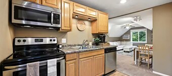Lovely 2-bedroom apartment with AC in Maple Lake