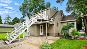 Ein zweistöckiges Haus mit einer weißen Treppe, die zur Haustür führt.