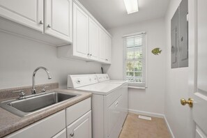 House, Multiple Beds, Balcony, Ocean View (723 Seahorse Rd) | Laundry