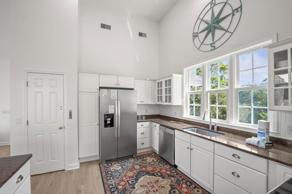 House, Multiple Beds, Balcony, Ocean View (723 Seahorse Rd) | Private kitchen