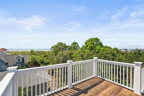 Talo, useita sänkyjä, parveke, valtamerinäköala (723 Seahorse Rd) | Ulkoalueet