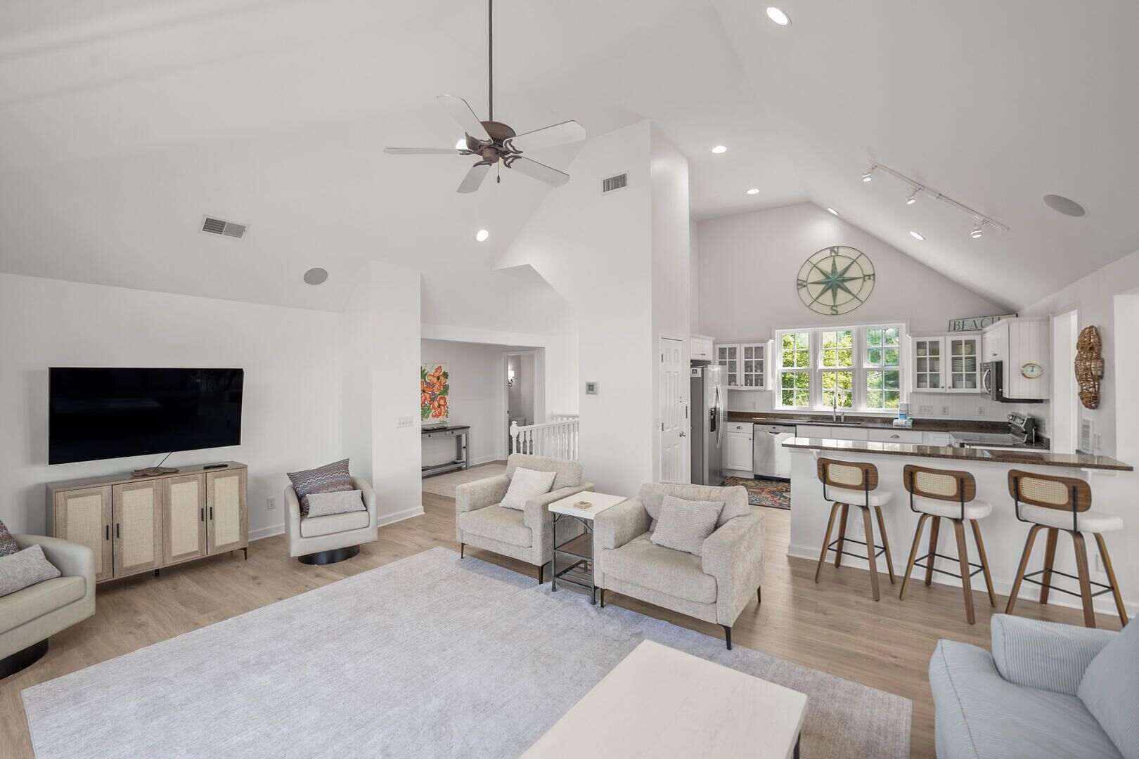 Casa, varias camas, balcón, vista al océano (723 Seahorse Rd) | Área de sala de estar | Televisión de pantalla plana de 42 pulgadas con canales digitales 