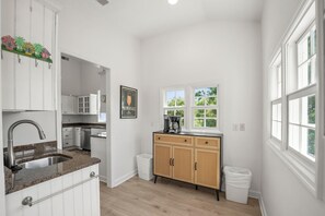 ハウス ベッド (複数台) バルコニー オーシャンビュー (723 Seahorse Rd) | 専用キッチン | 冷蔵庫、電子レンジ、オーブン、コンロ