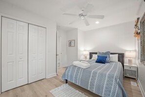 House, Multiple Beds, Balcony, Ocean View (723 Seahorse Rd)