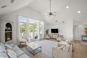 Ferienhaus, Mehrere Betten, Balkon, Meerblick (723 Seahorse Rd) | Wohnbereich | 42-Zoll-Flachbildfernseher mit Digitalempfang