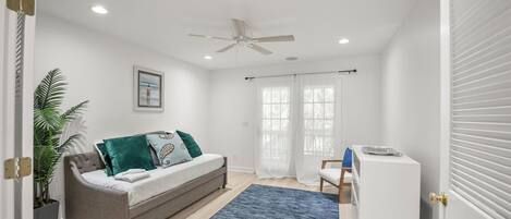 House, Multiple Beds, Balcony, Ocean View (723 Seahorse Rd) | Living area
