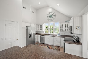 Maison, plusieurs lits, balcon, vue océan (723 Seahorse Rd) | Cuisine privée | Réfrigérateur, micro-ondes, four, plaque de cuisson