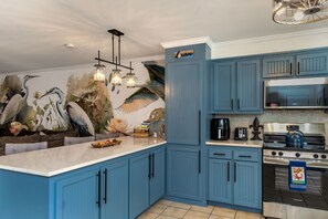 Private kitchen - Waterfront Dock!/ Lux 3/2 /Fish/ fire pit/ sleep 6 (Morgan City)