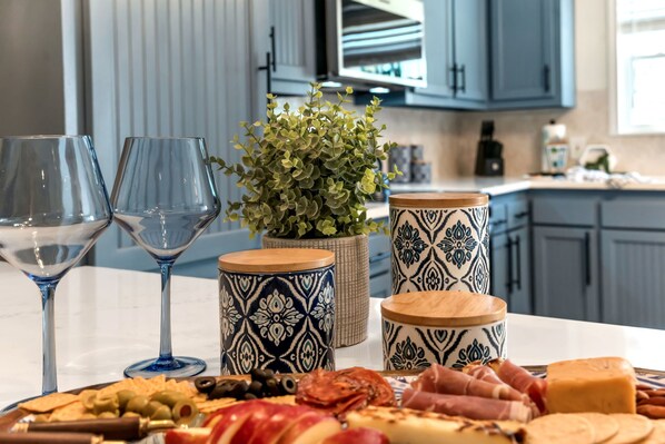 Dining - Waterfront Dock!/ Lux 3/2 /Fish/ fire pit/ sleep 6 (Morgan City)