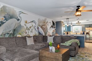 Living area - Waterfront Dock!/ Lux 3/2 /Fish/ fire pit/ sleep 6 (Morgan City)