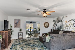 Living area - Waterfront Dock!/ Lux 3/2 /Fish/ fire pit/ sleep 6 (Morgan City)